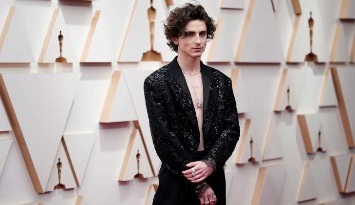 Timothée Chalamet ousa com look sem camisa para o Oscar 2022