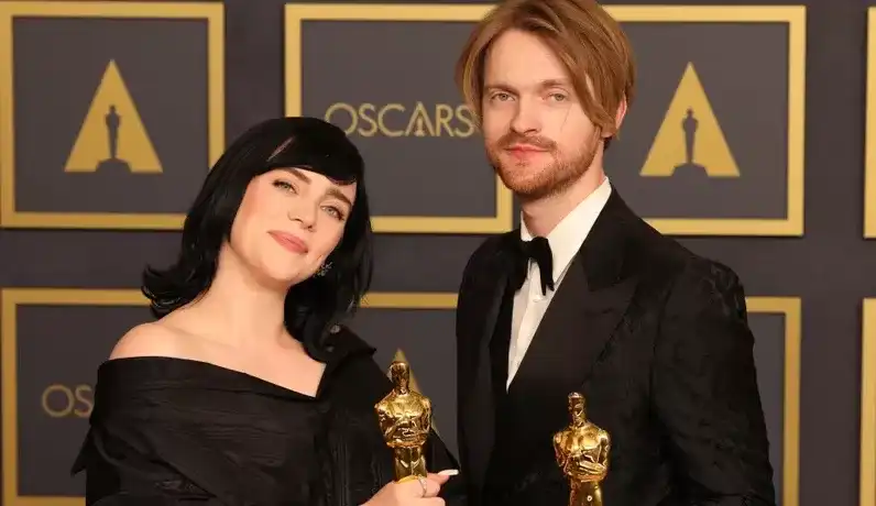 Cantora Billie Eilish e Finneas ganham prêmio de “/Melhor Canção Original”/ em Oscar 2022