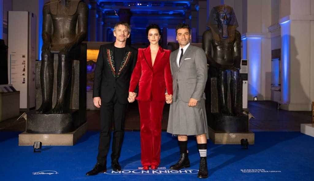 Oscar Isaac chamou atenção na première de Cavaleiro da Lua em Londres