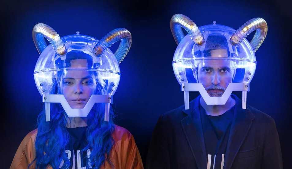 Reynaldo Gianecchini recebe famosos em noite de peça em São Paulo