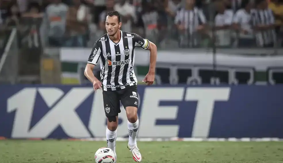 Em entrevista coletiva pré-clássico, zagueiro Réver evitar citar “Cruzeiro”