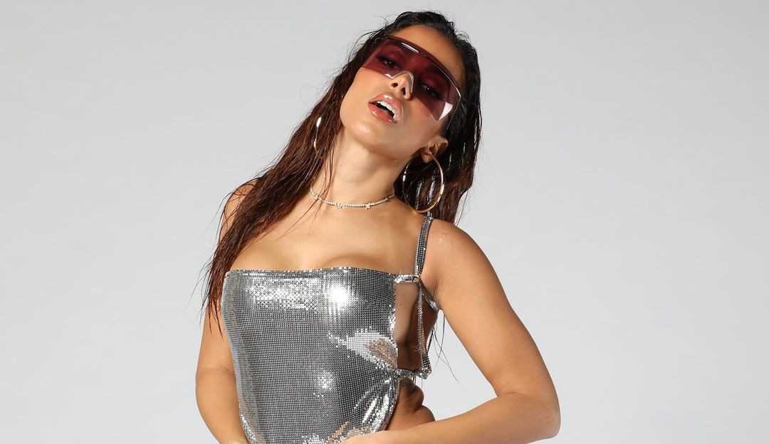 Anitta completa 29 anos e mostra fotos de infância