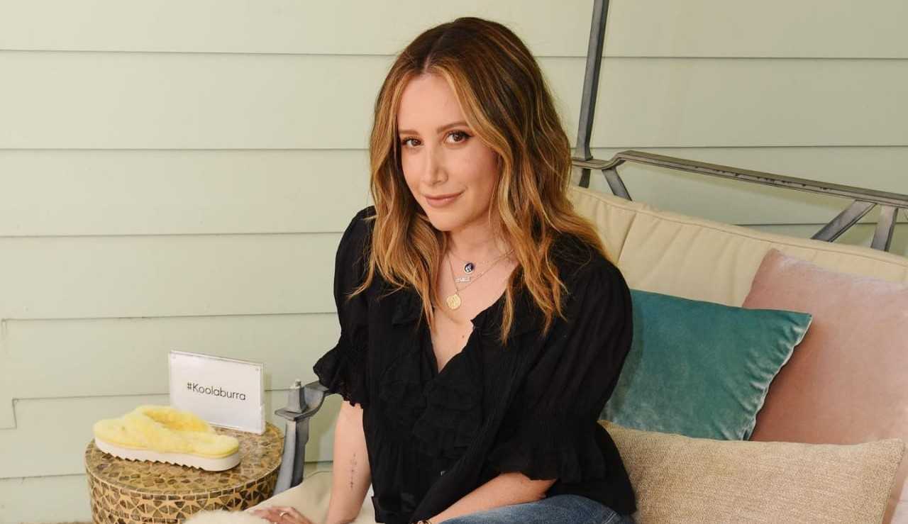 Ashley Tisdale revela que comprou 400 livros antes de ter sua casa avaliada por revista