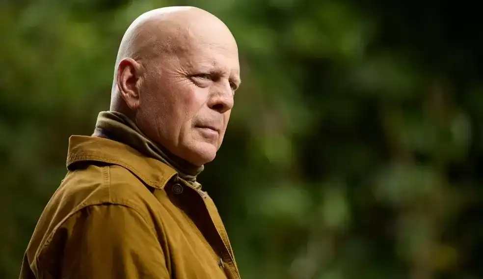 Família de Bruce Willis comunica aposentadoria do ator após diagnóstico de afasia