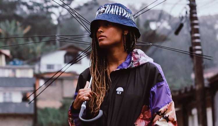 Conheça a marca que faz roupas e acessórios a partir de guarda-chuvas