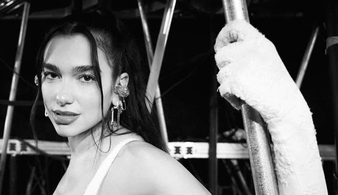 Dua Lipa fala sobre amizade e relacionamentos em episódio de seu podcast “/At Your Service”/