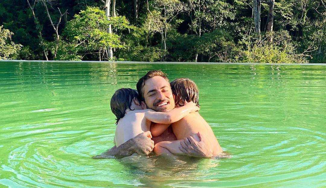 “/Como cresceram!”/: Thales Bretas, viúvo de Paulo Gustavo, grava vídeo fofo com os filhos