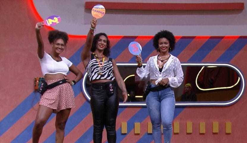 Em conversa, Jessilane, Lina e Natália pressupõem o fechamento do Quarto Grunge