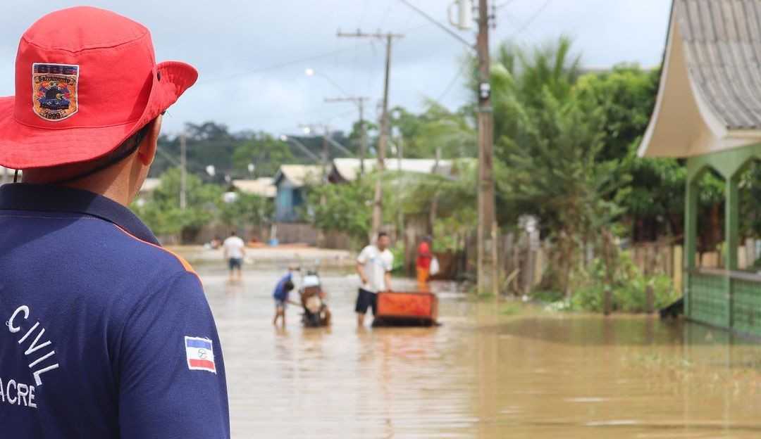 Nível do Rio Negro ultrapassa o limite e assusta moradores