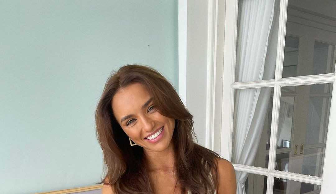 Rafa Kalimann celebra seu aniversário rodeada de amigos e com bolo personalizado