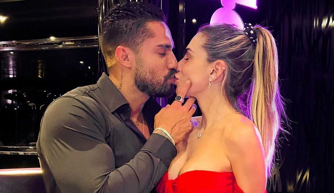 Em noite romântica Bil Araújo pede Erika Schneider em namoro