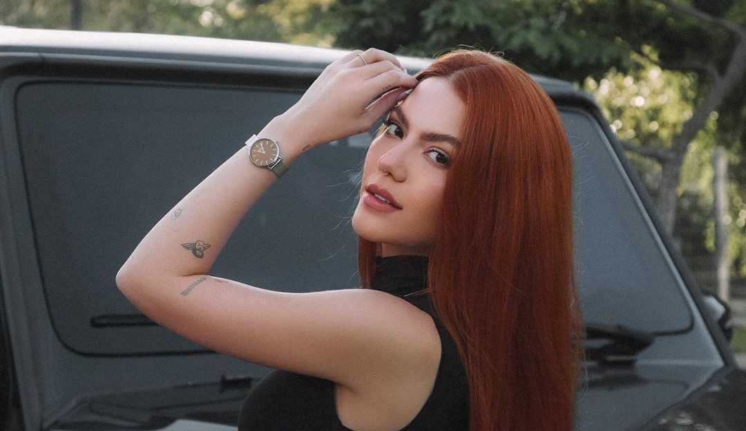 Sarah Poncio assume relacionamento com digital influencer