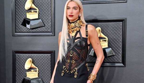 Grammy 2022: Dua Lipa retoma look de Donatela Versace e Cindy Crawford