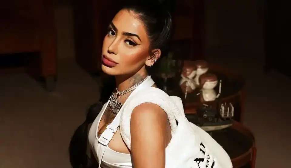 Mc Mirella é furtada em sua própria casa