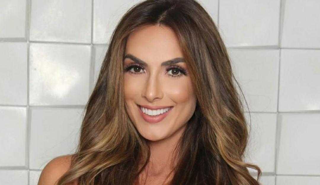 Nicole Bahls reclama de sujeira no banheiro em reality A Fazenda