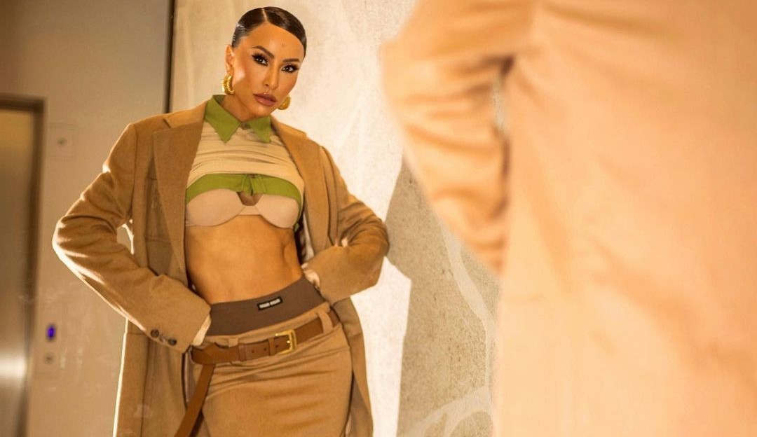 Sabrina Sato surpreende com look elegante no “/Saia Justa”/