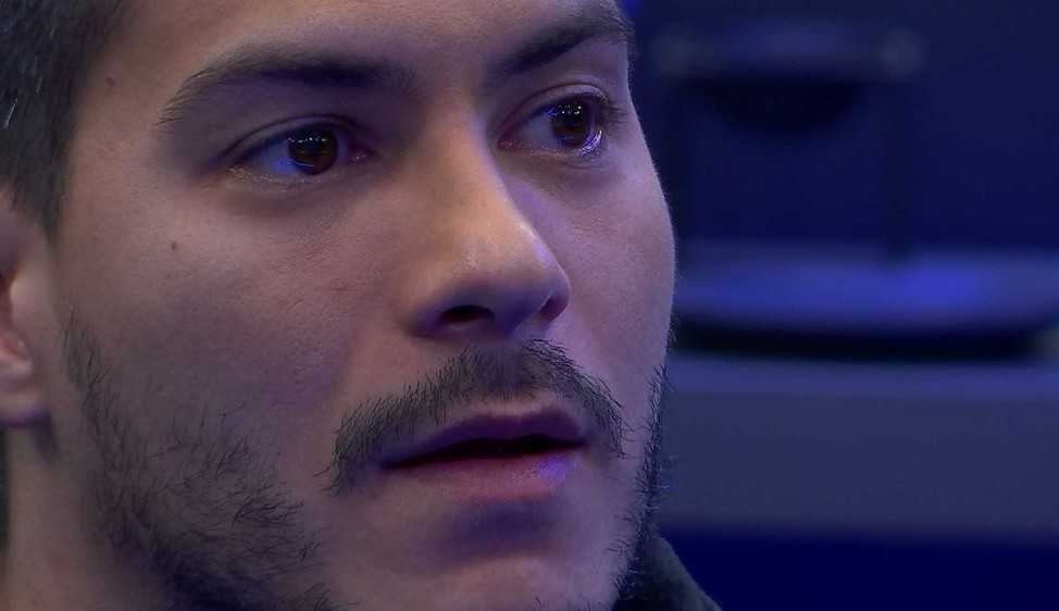 BBB 22: Arthur Aguiar se emociona ao assistir sua própria  “saída” do BBB