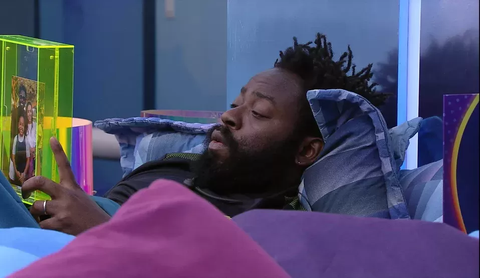 BBB22: Novo líder do programa, Douglas Silva se emociona ao ver fotos da família 