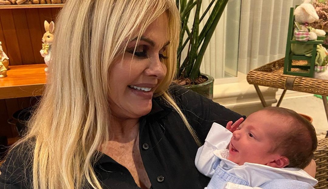 Monique Evans se derrete ao conhecer a neta: ‘Muito apaixonada’