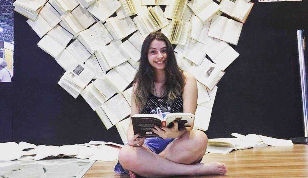 Jovem escritora brasileira lança trilogia inspirada em fanfic de Justin Bieber