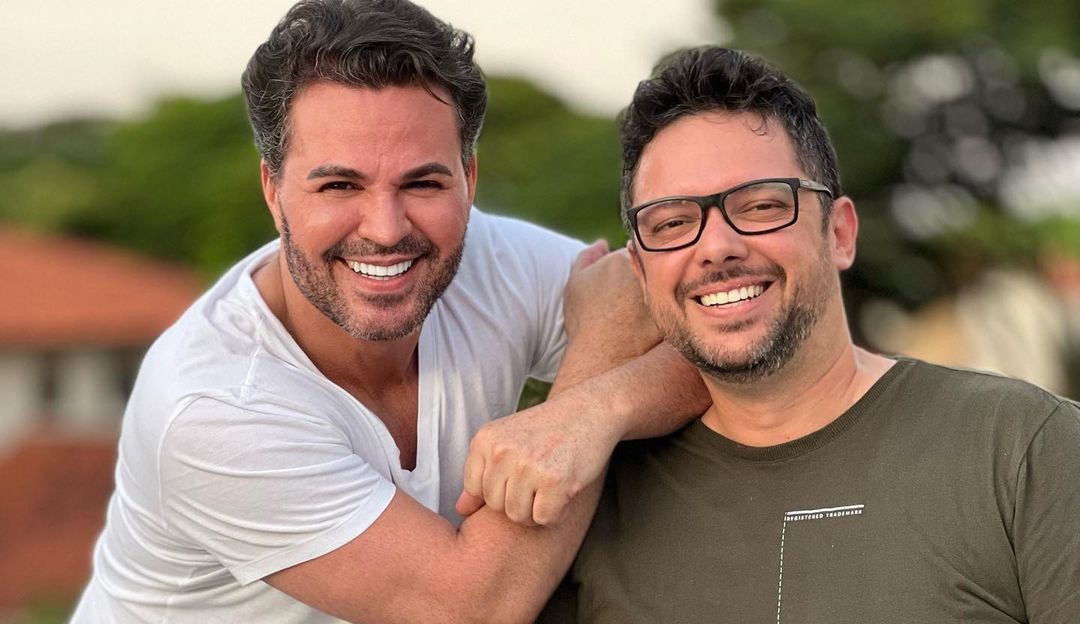 Eduardo Costa demonstra ter amizade com o ex de sua mulher