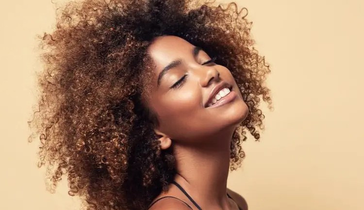 Saiba quais são os cuidados necessários com cabelos crespos