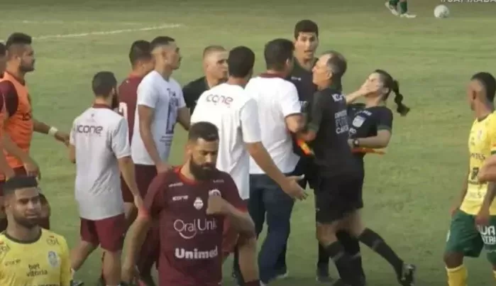 Técnico que agrediu assistente é demitido e punido pelo TJD-ES