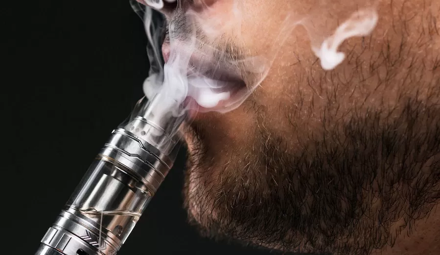 Consumo de cigarros eletrônicos entre adolescentes gera preocupações para colégios particulares