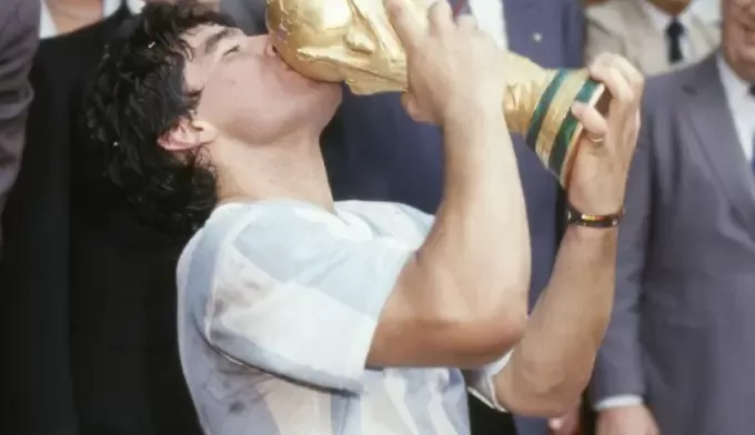 Camisa de Maradona usada no jogo contra Inglaterra será leiloada