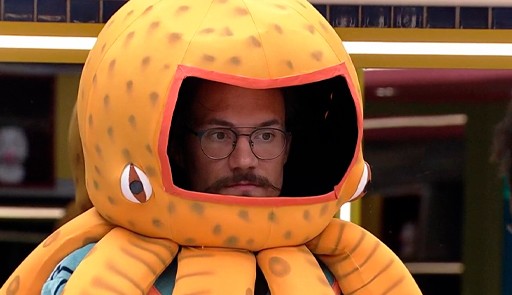 Após eliminação de Natália, Eliezer desabafa em conversa com Douglas Silva