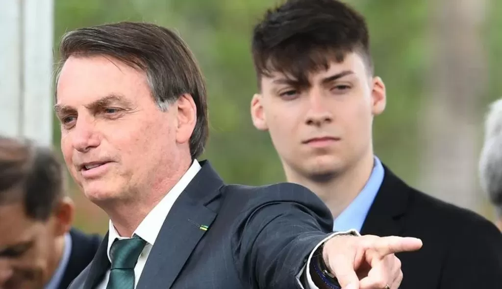 Jair Bolsonaro declara que ” Há muito tempo está longe de mim”, após filho prestar depoimento na Polícia Federal