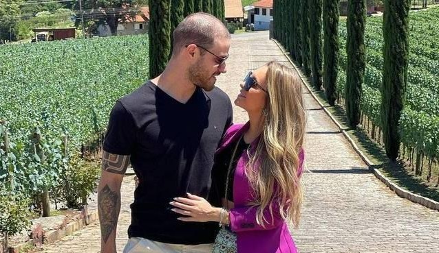 Carla Diaz conta como foi início do namoro após dica de fã