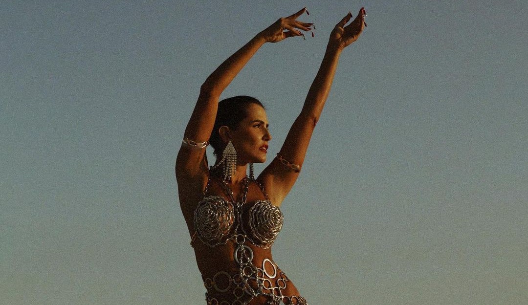 Deborah Secco revela estar tentando engravidar: “Há um ano e meio estou sem remédio”