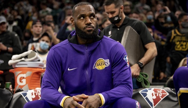 LeBron James faz suspense sobre sua permanência nos Lakers