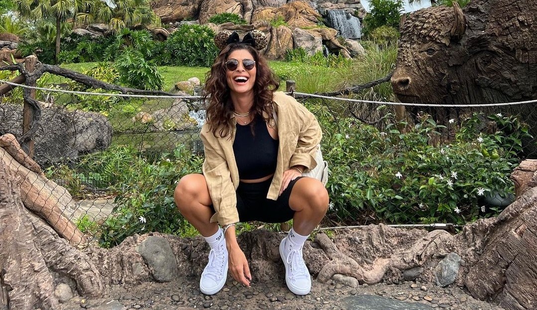 Com orelhas de onça, Juliana Paes tira férias na Disney com família: “Pantaneira”