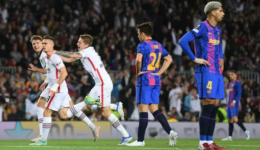 Com Camp Nou “pintado” de branco, Frankfurt vence por 3 a 2 e elimina o Barcelona da Europa League