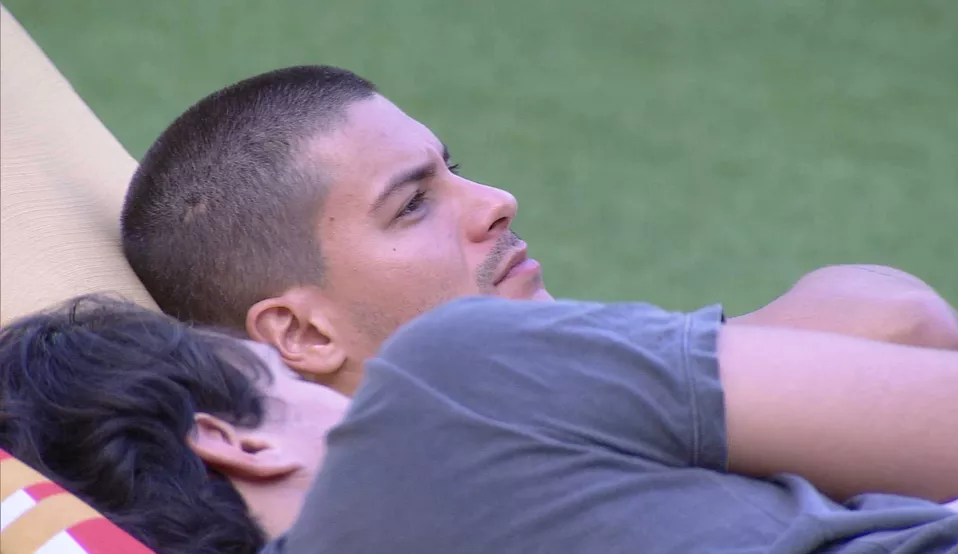 BBB22: Arthur Aguiar conversa com brother e dispara: “Voltei e em nenhum momento falei mal deles”