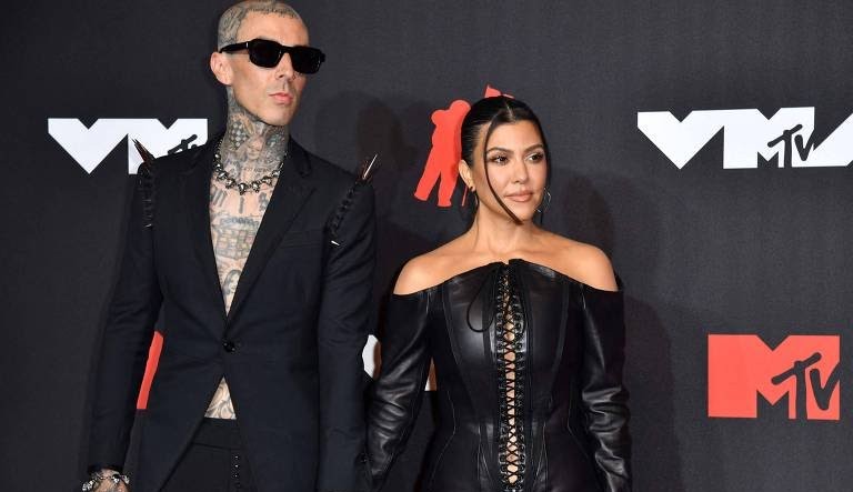 Travis Barker rebate comentário de seguidor após ofender Kourtney Kardashian
