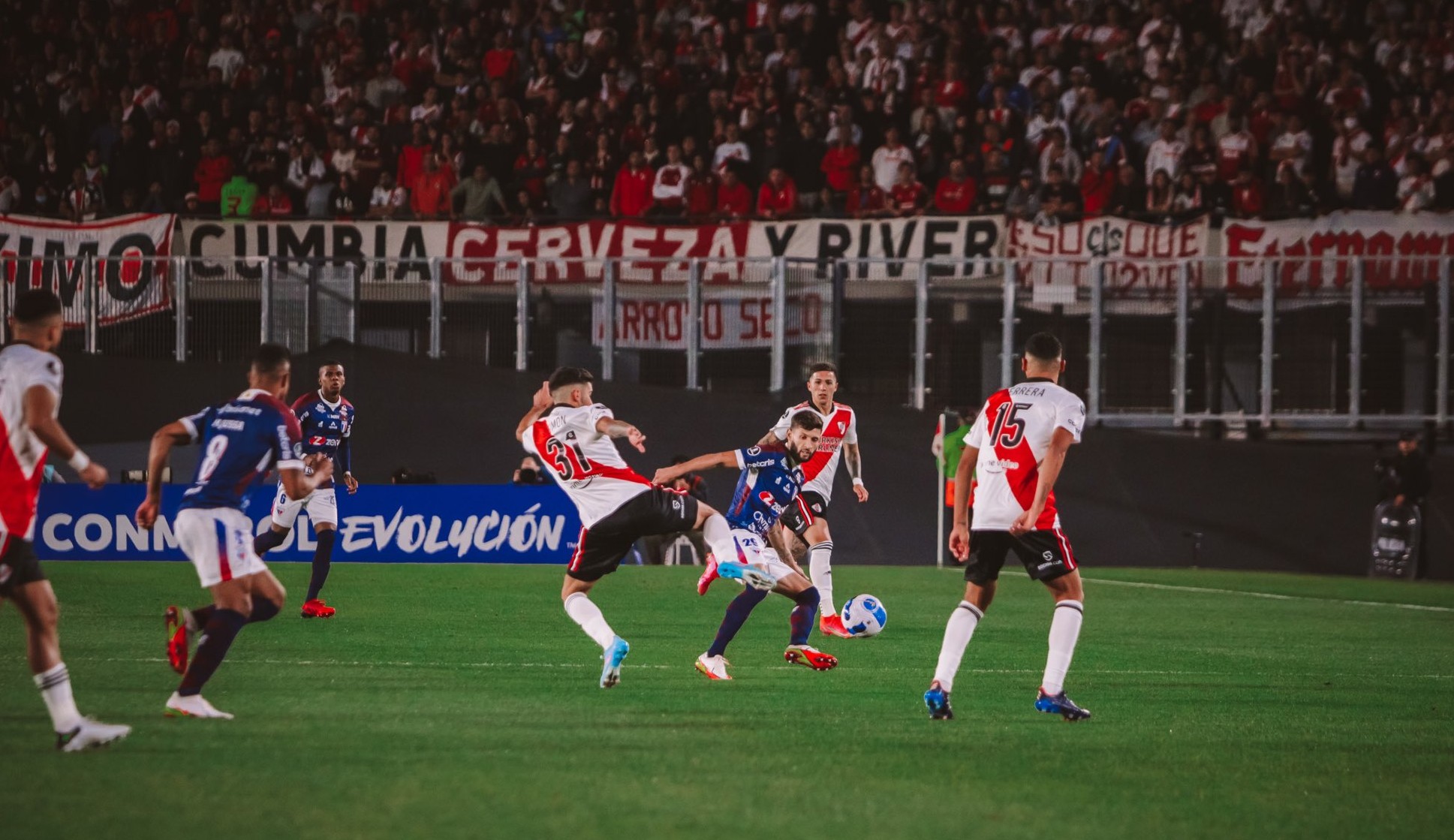 Torcedor que arremessou banana em jogo contra Fortaleza é identificado pelo River Plate