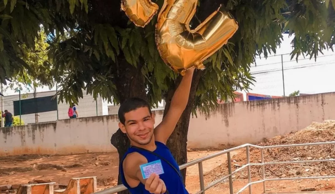 Ex-BBB Vyni passa por transformação e coloca lentes de resina nos dentes