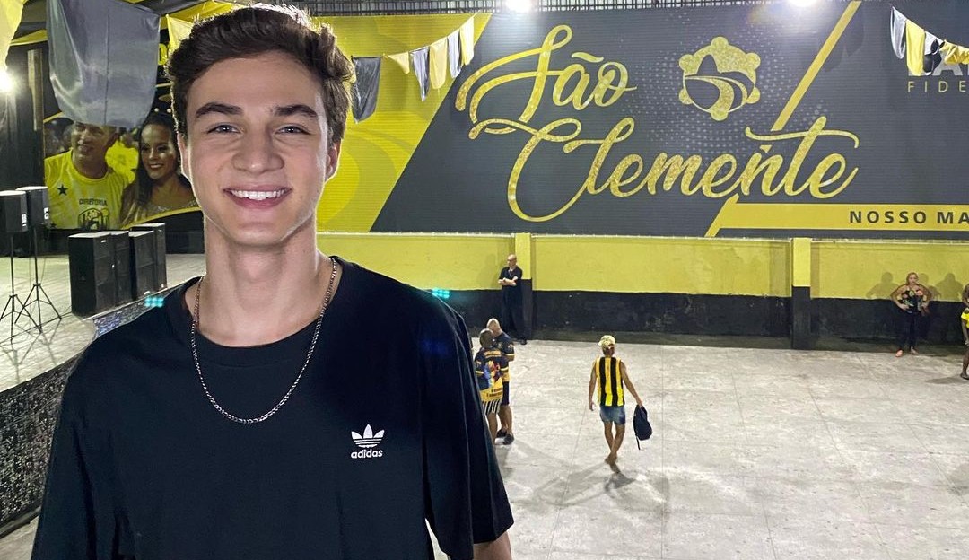 Primo de Paulo Gustavo visita barracão de escola de samba