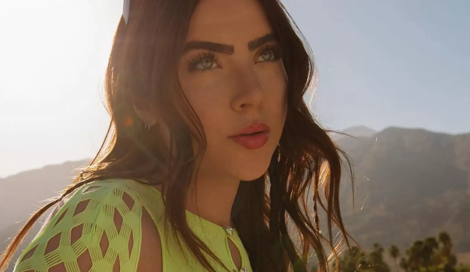 Jade Picon usa joias da Louis Vitton nos shows da Coachella