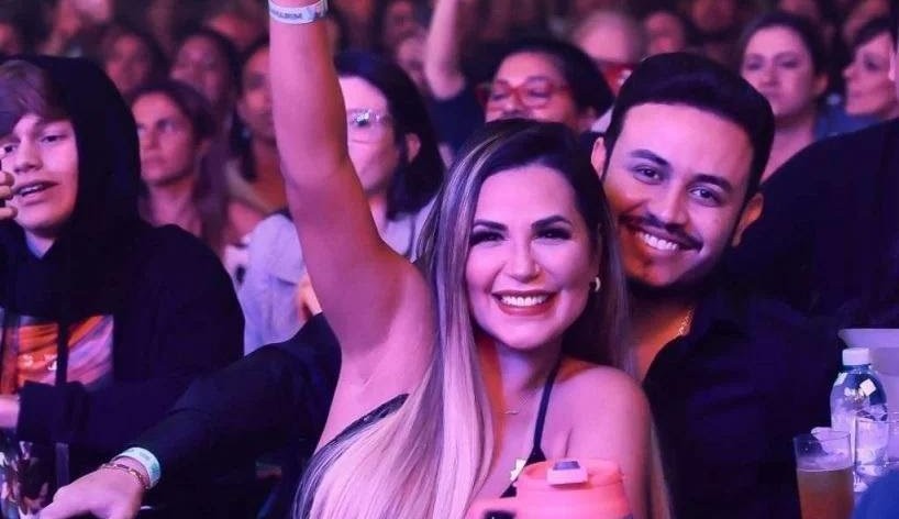 Deolane Bezerra curte show sertanejo com novo affair