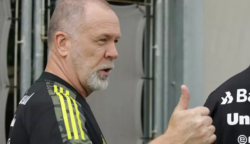 Mano Menezes é apresentado como novo técnico do Internacional
