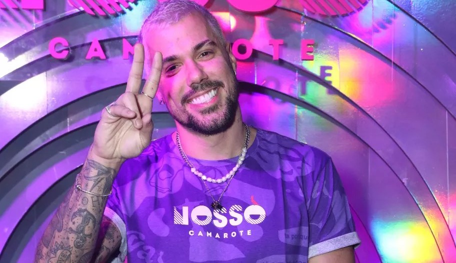 Lipe Ribeiro comenta sobre fama de “pegador” em camarote da Marquês da Sapucaí