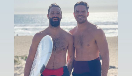 Namorado de Marco Pigossi o acompanha em gravação de série em Ilha do Pará