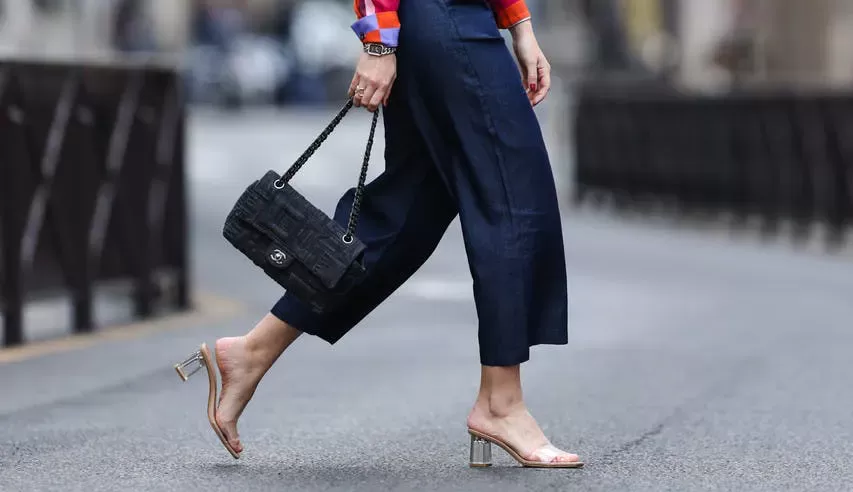 As famosas “tamancas” transparentes retornaram direto dos anos 2000 para os pés das famosas