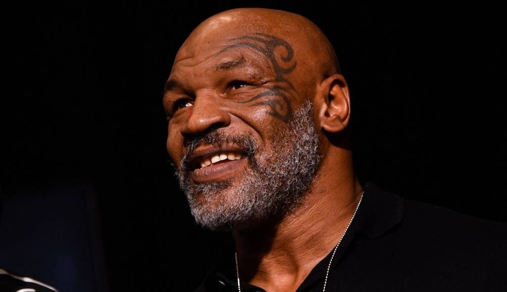 Mike Tyson é filmado agredindo passageiro dentro de um avião