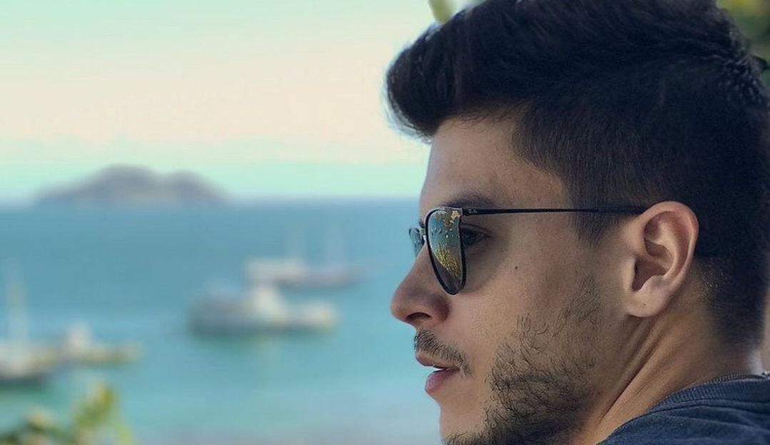 Após insatisfação, Arthur Aguiar deixa Record TV