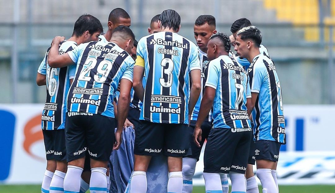 Com hat-trick de Diego Souza, Grêmio consegue a primeira vitória na série B